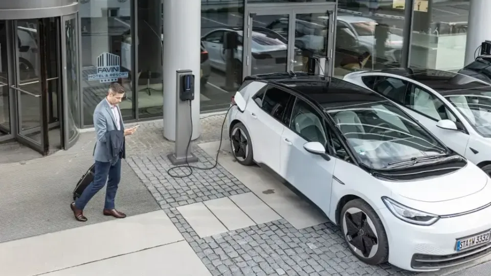 E-Auto mit 11 oder 22 kW an Hotel-Ladestation - praktische Ladelösungen für Dienstwagen E-Auto mit 11 oder 22 kW an Hotel-Ladestation - praktische Ladelösungen für Dienstwagen