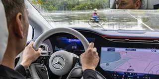 Elektro Limousine Mercedes EQS Interior mit Mann am Steuer