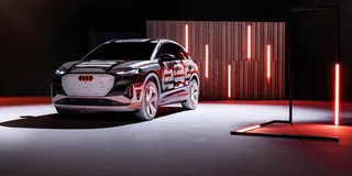 Audi Q4 etron Frontansicht in einer Präsentation. Rotes Licht scheint auf Seite des Audi q4 etron