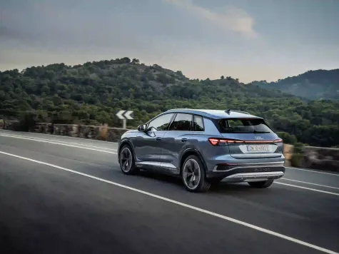 Audi Q4 e-tron von hinten in der Farbe Hellblau Audi Q4 e-tron von hinten in der Farbe Hellblau