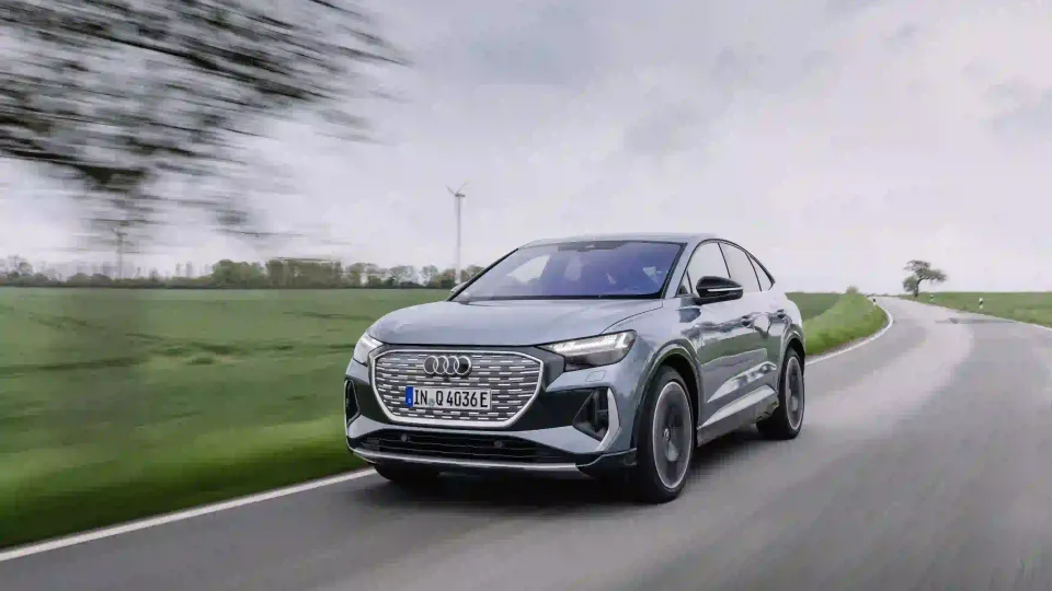 Audi Q4 e-tron bei der Fahrt Audi Q4 e-tron bei der Fahrt