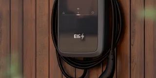 AFIR-fähige Elli Wallbox hängt an Hauswand