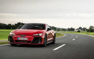 Roter Audi fährt auf Landstraße - freie Fahrt für die E-Mobilität 2026