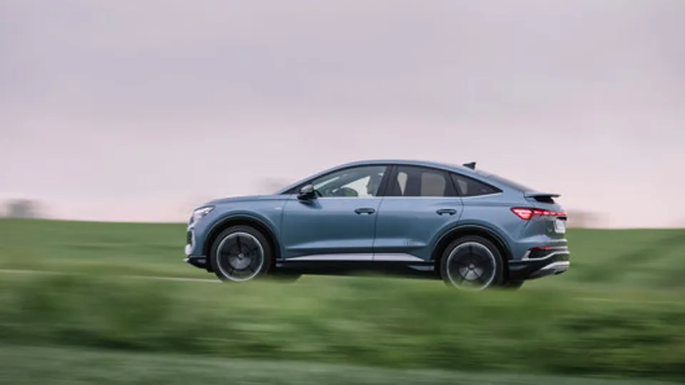 Audi Q4 Sportback e-tron von der Seite Audi Q4 Sportback e-tron von der Seite