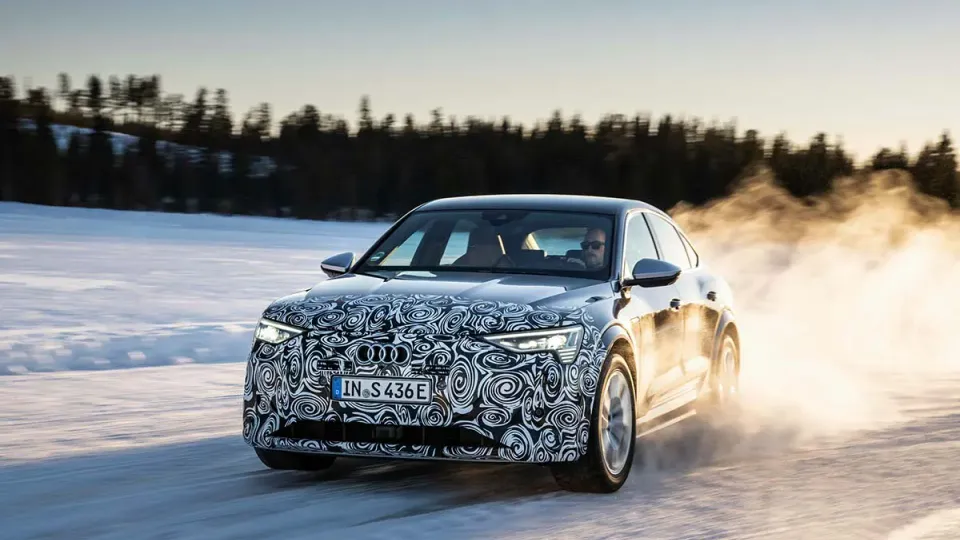 Audi Q8 e-tron bei einer Testfahrt Audi Q8 e-tron bei einer Testfahrt