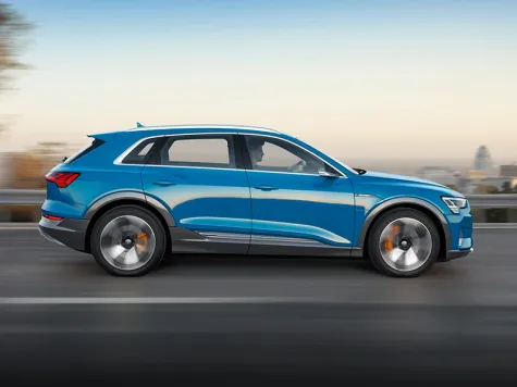 Audi e-tron Elektroauto in der Farbe Blau Seitenansicht Audi e-tron Elektroauto in der Farbe Blau Seitenansicht