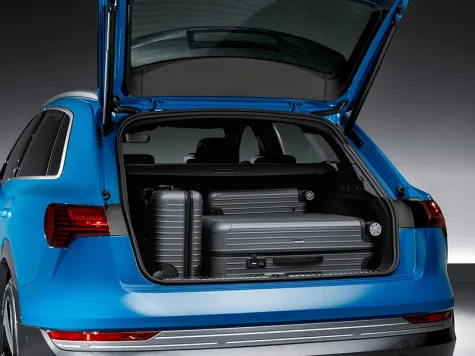 Audi e-tron Elektroauto in der Farbe Blau Ansicht Koffreraum mit Koffern gepackt Audi e-tron Elektroauto in der Farbe Blau Ansicht Koffreraum mit Koffern gepackt