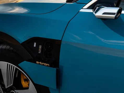 Audi e-tron Elektroauto in der Farbe Blau Ansicht Ladeport Audi e-tron Elektroauto in der Farbe Blau Ansicht Ladeport