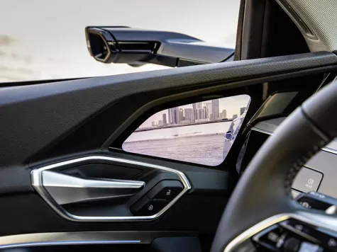 Audi e-tron Elektroauto in der Farbe Blau Ansicht Spiegel mit Kamera Audi e-tron Elektroauto in der Farbe Blau Ansicht Spiegel mit Kamera