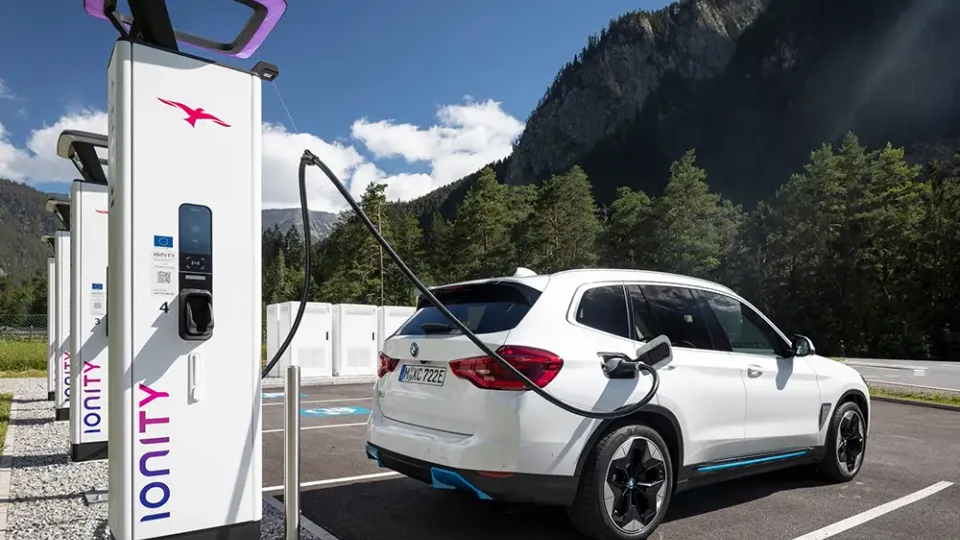 BMW iX3 mit plug and charge bei Ionity BMW iX3 mit plug and charge bei Ionity