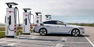 BMW i4 mit plug and charge bei ionity
