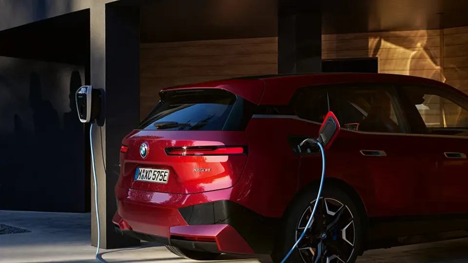 BMW Wallbox beim Laden eines BMW iX BMW Wallbox beim Laden eines BMW iX