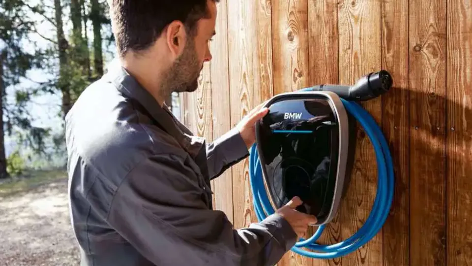 BMW Wallbox von schraeg vorne BMW Wallbox von schraeg vorne