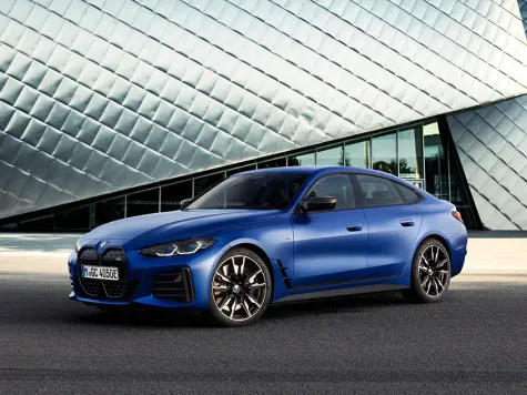 BMW i4 M50 in blau von schraeg vorne BMW i4 M50 in blau von schraeg vorne