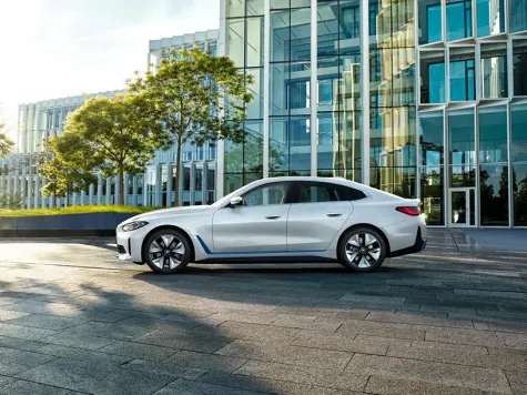 BMW i4 von vorne in weiß BMW i4 von vorne in weiß