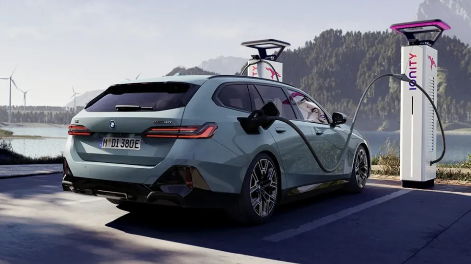 BMW i5 Touring eDrive40 beim DC-Laden BMW i5 Touring eDrive40 beim DC-Laden
