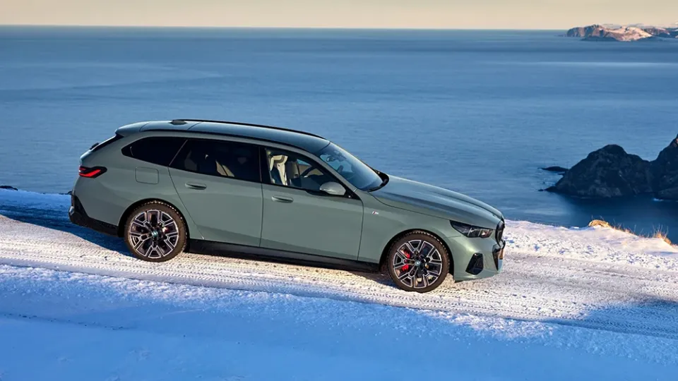 BMW i5 Touring eDrive40 von der Seite BMW i5 Touring eDrive40 von der Seite