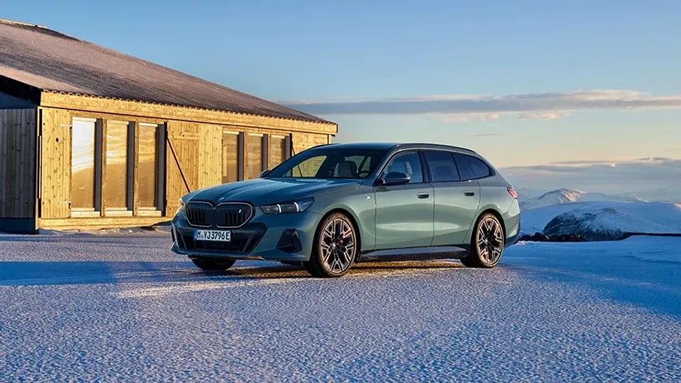BMW i5 Touring eDrive40 von vorne im Leasing BMW i5 Touring eDrive40 von vorne im Leasing