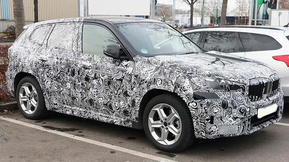 BMW iX1 bei einer Testfahrt