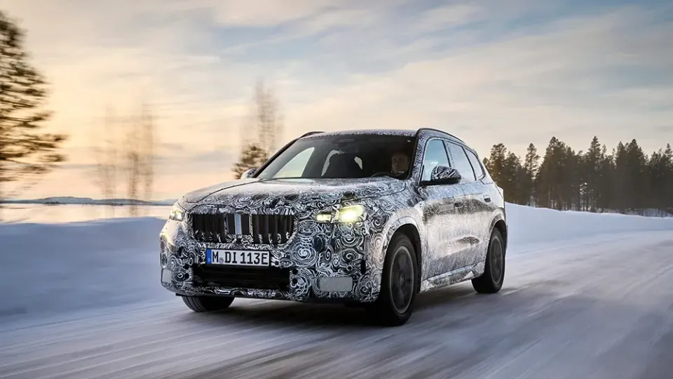 BMW iX1 2022 von vorne im Schnee BMW iX1 2022 von vorne im Schnee