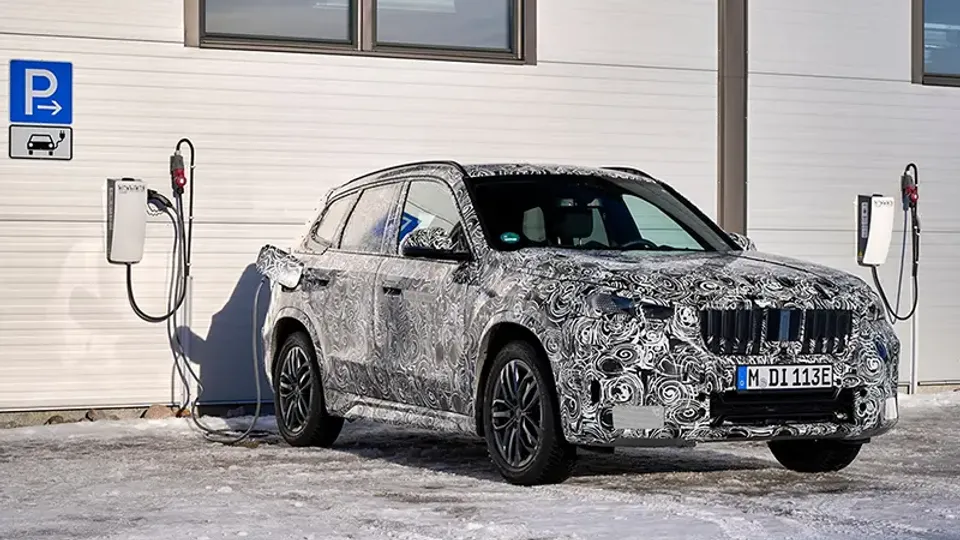 BMW iX1 2022 beim Laden BMW iX1 2022 beim Laden