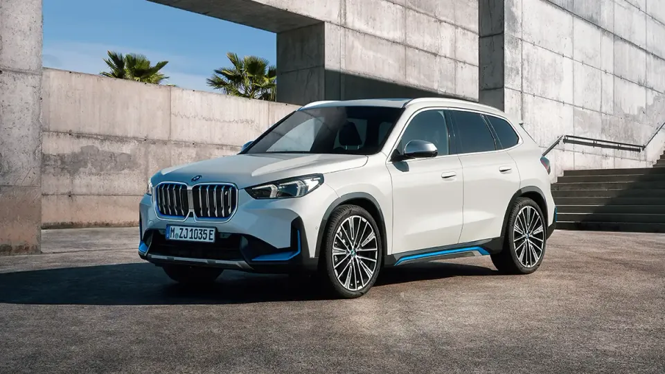 BMW iX1 in weiß von vorne