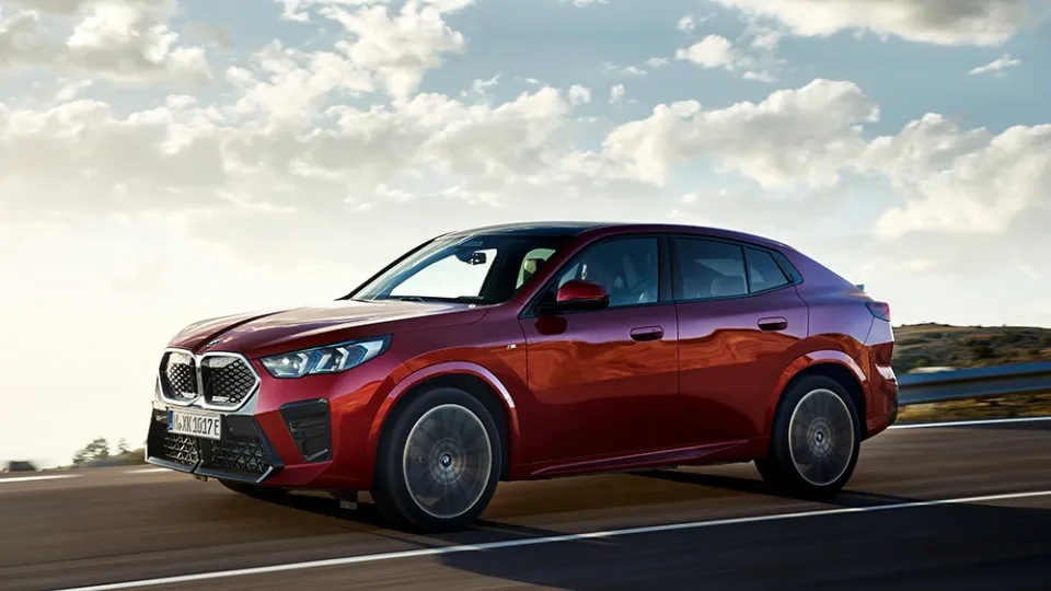BMW iX2 in weiß bei der Fahrt BMW iX2 in weiß bei der Fahrt