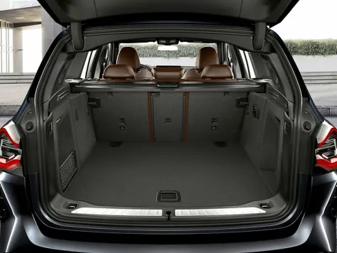 BMW iX3 Elektroauto in der Farbe Blau Ansicht des Kofferraums BMW iX3 Elektroauto in der Farbe Blau Ansicht des Kofferraums