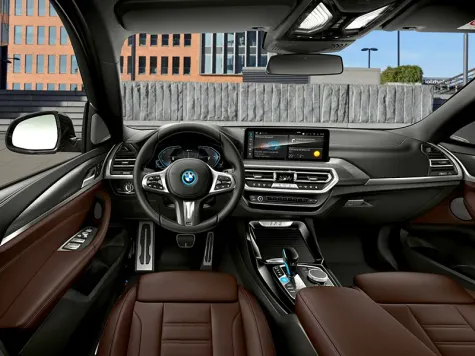 BMW iX3 Elektroauto in der Farbe Blau Ansicht des Cockpits von der Fahrertür aus BMW iX3 Elektroauto in der Farbe Blau Ansicht des Cockpits von der Fahrertür aus