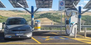E-Auto wird in Frankreich geladen