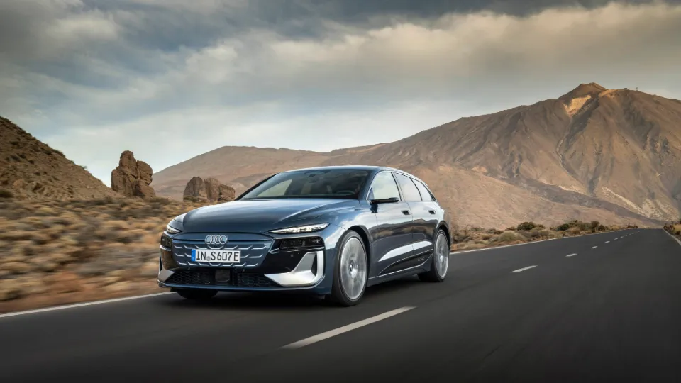 Audi Elektroauto fährt durch Berglandschaft – Vorteile der aktuellen E-Auto Förderung Audi Elektroauto fährt durch Berglandschaft – Vorteile der aktuellen E-Auto Förderung