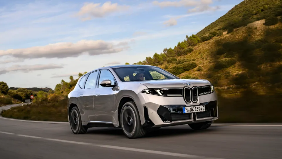 BMW Elektro-SUV mit neuer E-Auto-Förderung fährt auf Landstraße BMW Elektro-SUV mit neuer E-Auto-Förderung fährt auf Landstraße