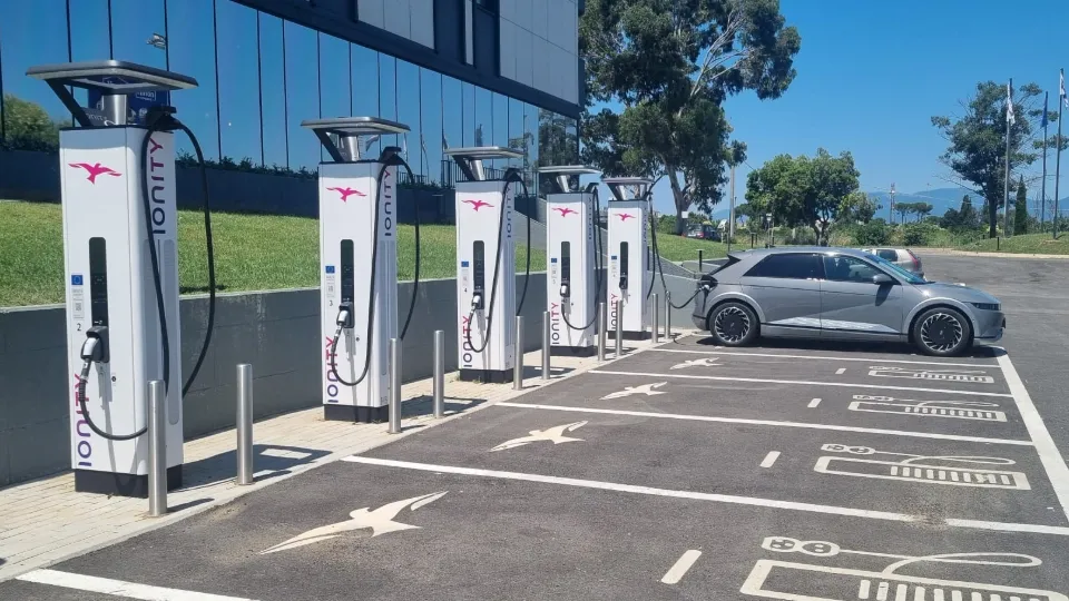 E-Auto wird mit passender Ladekarte für Frankreich geladen E-Auto wird mit passender Ladekarte für Frankreich geladen
