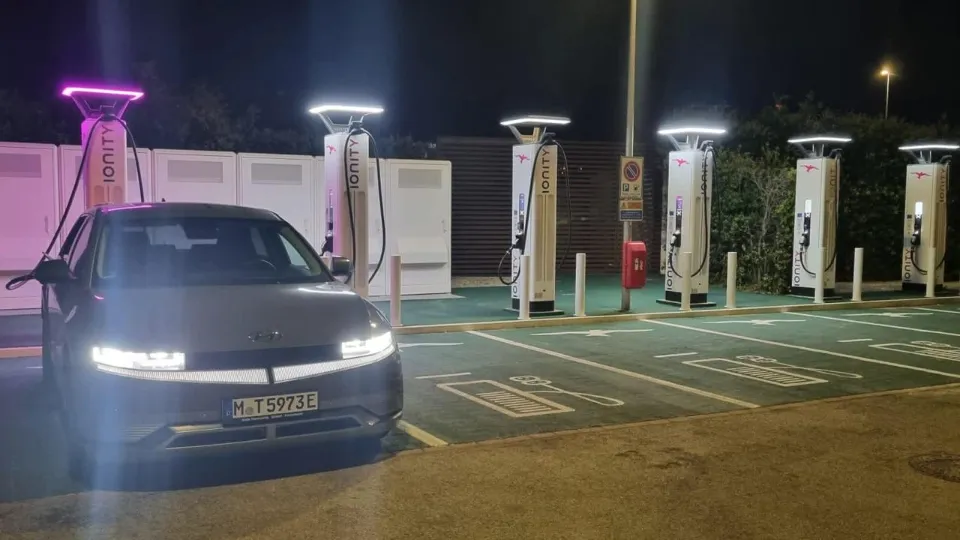 E-Auto lädt nachts mit geeigneter Ladekarte für Norwegen. E-Auto lädt nachts mit geeigneter Ladekarte für Norwegen.