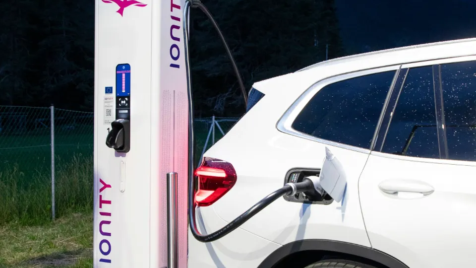 E-Auto lädt an Ionity Schnellladestation zu günstigen Ladetarifen im März 2026 E-Auto lädt an Ionity Schnellladestation zu günstigen Ladetarifen im März 2026