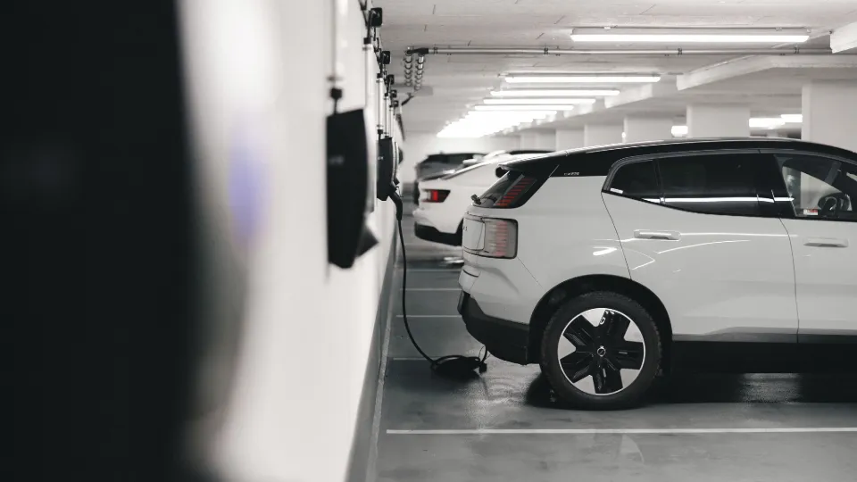 E-Auto lädt an Ladestation für Mehrfamilienhaus in der Tiefgarage - Förderung für 2026 ist geplant E-Auto lädt an Ladestation für Mehrfamilienhaus in der Tiefgarage - Förderung für 2026 ist geplant