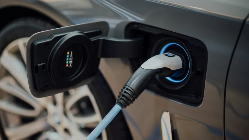 E-Auto wird geladen - jetzt den CO²-Bonus für 2025 beantragen