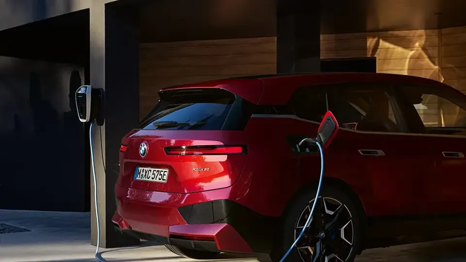 BMW wird von einer Wallbox des Autoherstellers geladen BMW wird von einer Wallbox des Autoherstellers geladen