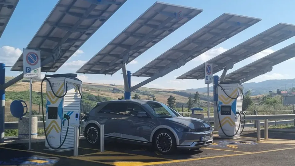 Hyundai IONIQ 5 an einer Schnellladestation Hyundai IONIQ 5 an einer Schnellladestation