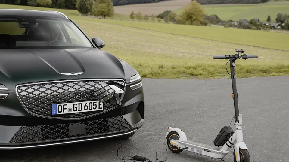 E-Auto als Stromspeicher beim Genesis GV70 Electrified mit E-Roller E-Auto als Stromspeicher beim Genesis GV70 Electrified mit E-Roller