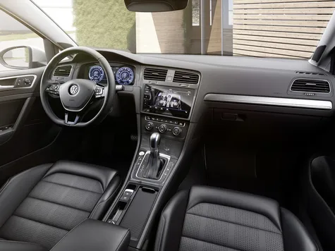 VW e-Golf Elektroauto in der Farbe weiss Ansicht des Innenraums und der Sitze VW e-Golf Elektroauto in der Farbe weiss Ansicht des Innenraums und der Sitze