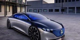 Bild eines Mercedes EQS auf einem Hof.