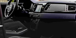 Elektroauto in Deutschland Inneraum schwarrz mit Navigation