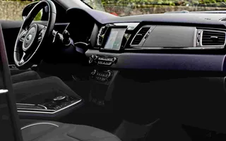 Elektroauto in Deutschland Inneraum schwarrz mit Navigation