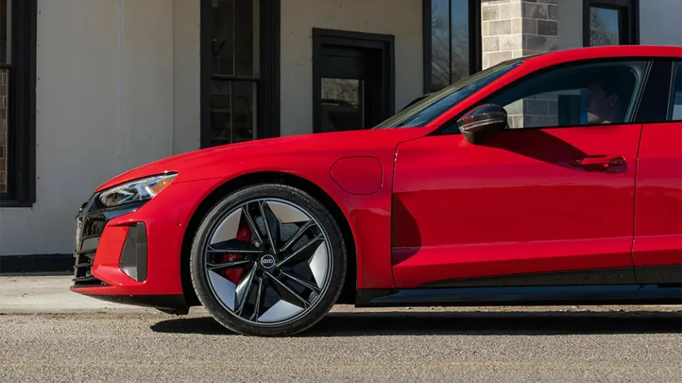 Audi e-tron GT von vorne in rot Audi e-tron GT von vorne in rot