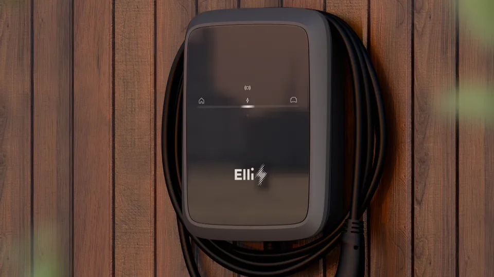 Elli Charger Pro 2 Dienstwagen Wallbox hängt an der Wand Elli Charger Pro 2 Dienstwagen Wallbox hängt an der Wand
