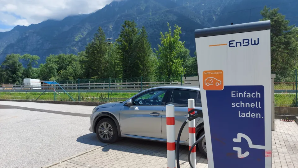 E-Auto an Ladestation mit AutoCharge von EnBW