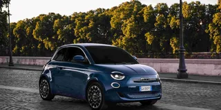 Fiat la Prima Hetchback von Vorne in Dunkelblau in einer Stadt