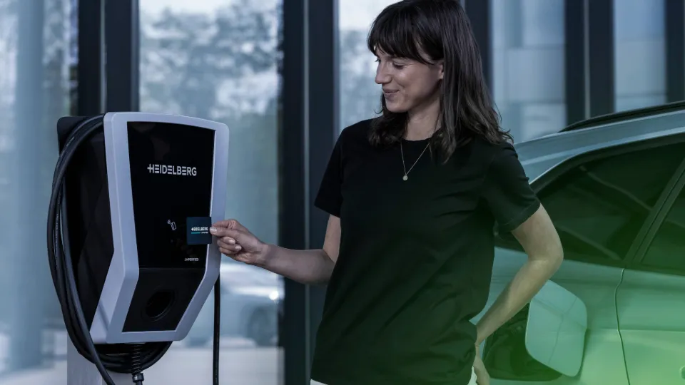Frau startet an der Heidelberg connect.home Wallbox den Ladevorgang Frau startet an der Heidelberg connect.home Wallbox den Ladevorgang