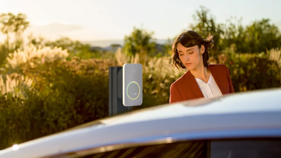 Der Fronius Wattpilot Flex Home, eine der besten Wallboxen für Überschussladen, lädt ein E-Auto